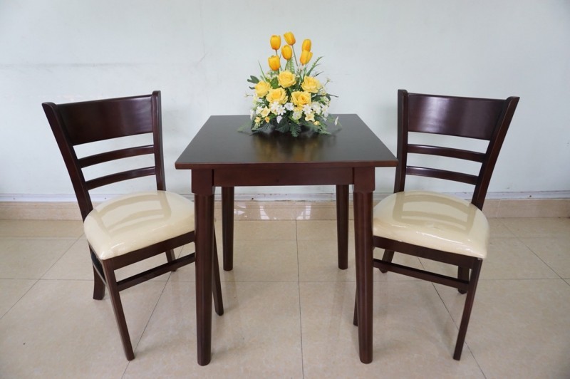bo-ban-ghe-go-cao-su-phong-ngu-mau-nau-sang-trong.jpg