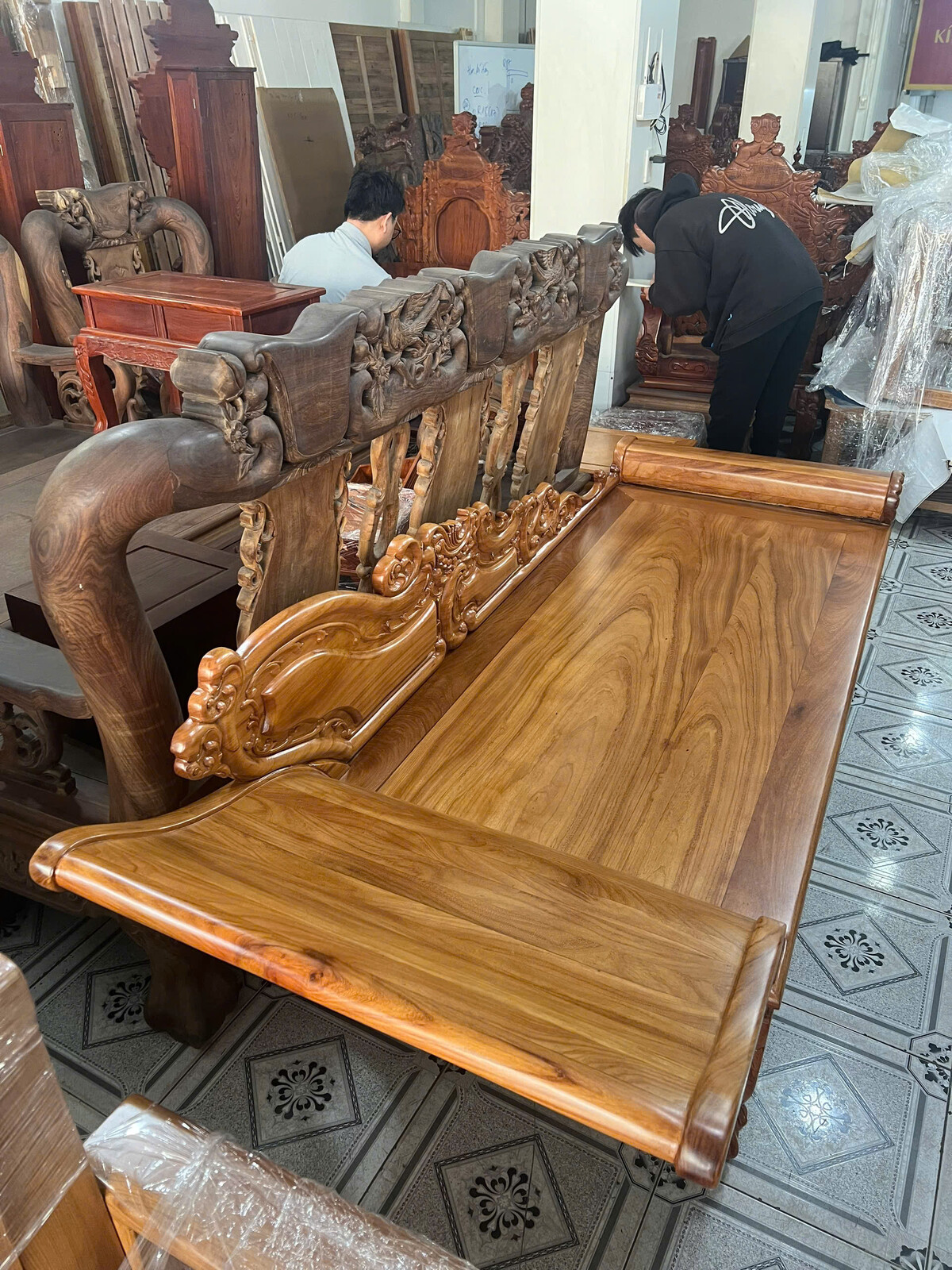 Mẫu Ghế Phương Lười Gỗ Gõ Đỏ Phối Hoa Văn Chạm Khắc Uốn Lượn