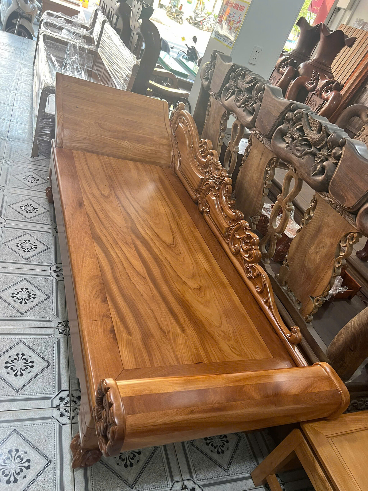 Mẫu Ghế Phương Lười Gỗ Gõ Đỏ Phối Hoa Văn Chạm Khắc Uốn Lượn