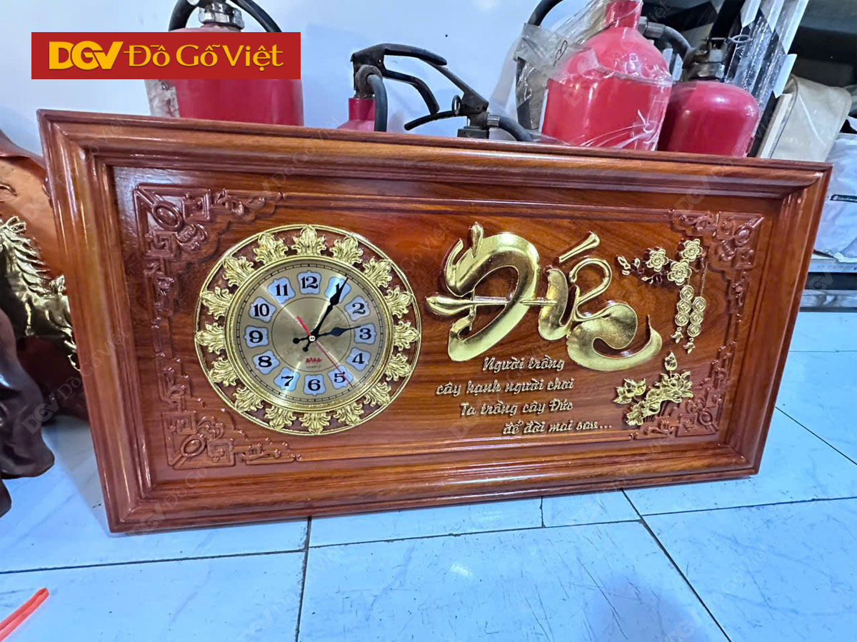 Mẫu Tranh Đồng Hồ Gỗ Hương Đỏ Chạm Nổi Chữ Đức Mạ Vàng